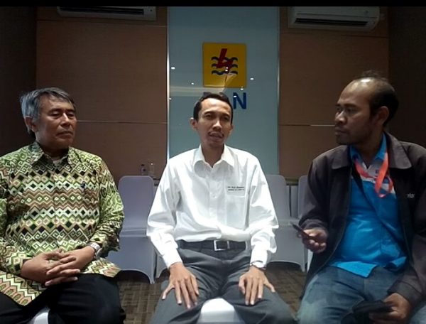 Manajer PLN area Pondok Kopi (tengah) saat wawancara dengan wartawan KM (dok. KM)