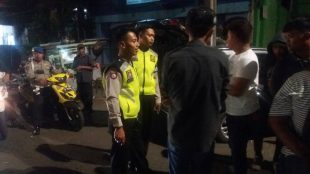 Polsek Tebet melerai tawuran antar warga di Bukit Duri, Tebet, Jaksel Sabtu 5/8 dinihari (dok. KM)