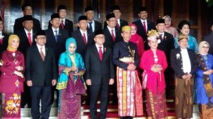 Presiden Joko Widodo, Wapres Jusuf Kalla serta istri berfoto bersama jajaran ketua dan wakil ketua MPR, DPR, dan DPD, Rabu 16/8 (dok. KM)