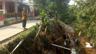 Warga memperlihatkan proyek pembuatan TPT di saluran induk Cikahuripan (dok. KM)