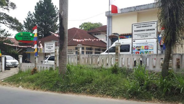 Puskesmas Caringin dengan ambulans nya yang diklaim oleh stafnya "tidak boleh dipergunakan untuk jenazah" (dok. KM)