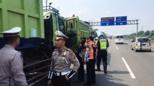 Anggota Polres Bogor menertibkan truk yang melintas ke arah Puncak, 13/8 (dok. KM)