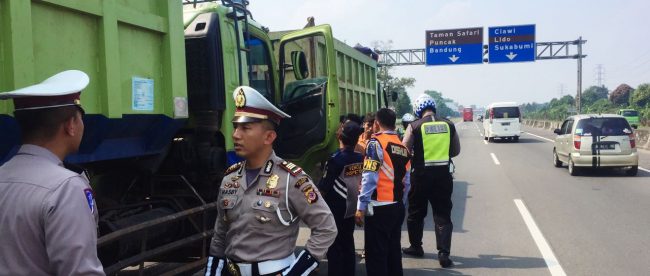 Anggota Polres Bogor menertibkan truk yang melintas ke arah Puncak, 13/8 (dok. KM)