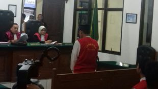 Hakim PN Depok membacakan vonis kepada terdakwa pelaku pembakaran motor, Kamis 3/8 (dok. KM)