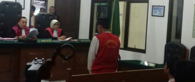 Hakim PN Depok membacakan vonis kepada terdakwa pelaku pembakaran motor, Kamis 3/8 (dok. KM)