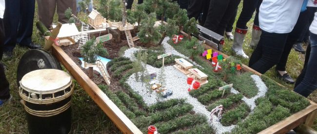 Alat musik dari limbah rumah tangga dan miniatur kawasan wisata Punten (dok. KM)