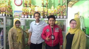 Kepala Seklah dan Ketua Komite SDN 2 Ciomas saat ditemui wartawan KM, Rabu 30/8 (dok. KM)