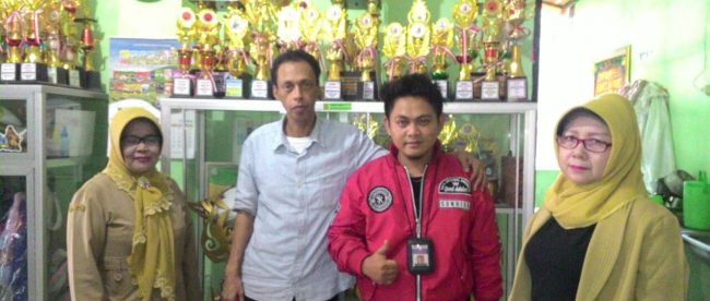 Kepala Seklah dan Ketua Komite SDN 2 Ciomas saat ditemui wartawan KM, Rabu 30/8 (dok. KM)