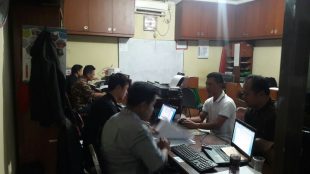 Sekretaris Kecamatan Tamansari, Ridwan, saat membuka laporan polisi (LP) usai mengalami pemukulan di kantor kecamatan Tamansari, Jumat 11/8 (dok. KM)