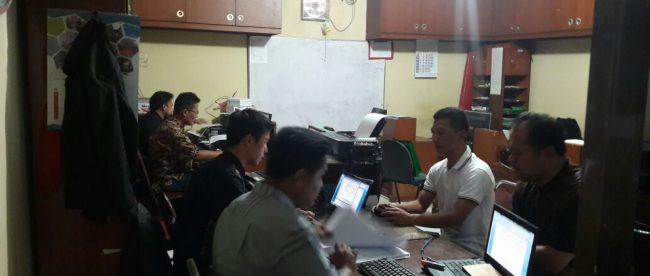 Sekretaris Kecamatan Tamansari, Ridwan, saat membuka laporan polisi (LP) usai mengalami pemukulan di kantor kecamatan Tamansari, Jumat 11/8 (dok. KM)