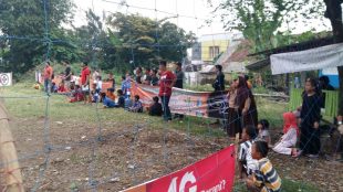 Warga Desa Sukamantri, Kecamatan Tamansari, menyaksikan pertandingan sepakbola anak-anak, Sabtu 12/8 (dok. KM)