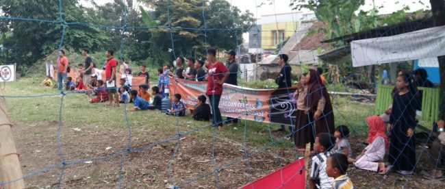 Warga Desa Sukamantri, Kecamatan Tamansari, menyaksikan pertandingan sepakbola anak-anak, Sabtu 12/8 (dok. KM)