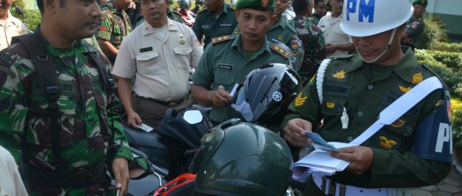 Tim gabungan Denpom,Staf Intelram dan provoos Korem lakukan Sidak kendaraan dinas dan pribadi di Sokaraja Banyumas (dok. Korem WK)