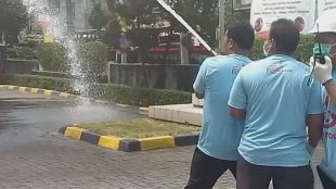 Karyawan serta manager PLN area pondok kopi saat lakukan simulasi penanggulangan kebakaran (Dok Gie KM)