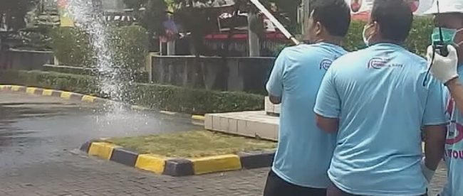 Karyawan serta manager PLN area pondok kopi saat lakukan simulasi penanggulangan kebakaran (Dok Gie KM)