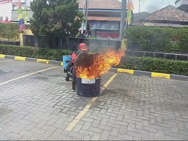 Petugas Damkar saat mensimulasikan pemadaman api saat terjadi kebakaran di PLN area Pondok Kopi (dok. Gie/KM)