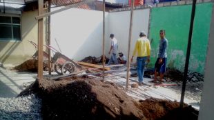 Pekerjaan renovasi terhadap kantor Desa Sirnagalih, Kecamatan Tamansari, Kabupaten Bogor (dok. KM)