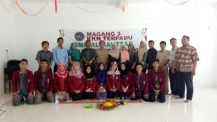 Sejumalah mahasiswa STKIP Muhammadiyah berfoto bersama dengan pengurus SMK Al-Kautsar (dok. KM)
