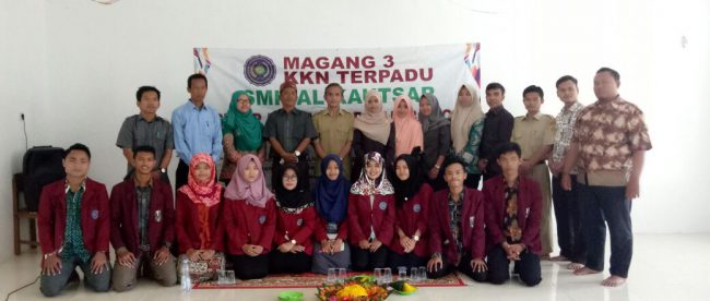 Sejumalah mahasiswa STKIP Muhammadiyah berfoto bersama dengan pengurus SMK Al-Kautsar (dok. KM)
