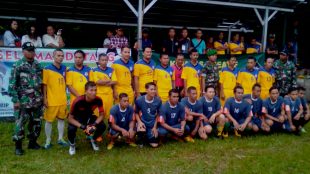 Tim peserta Desa Sukaluyu Cup 2017 berfoto sebelum pertandungan dimulai (dok. KM)
