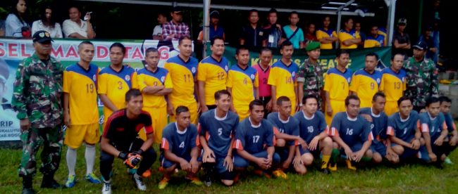 Tim peserta Desa Sukaluyu Cup 2017 berfoto sebelum pertandungan dimulai (dok. KM)