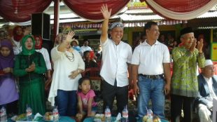 Kades Sukamanah menyambut pserta arak-arakan dongdang pda perayaan HUT RI ke-72 (dok. KM)