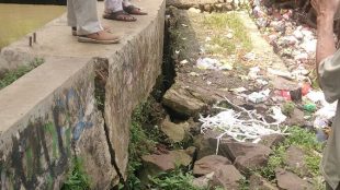 Tanggul retak di pinggiran Kali Laya, Kelurahan Tugu, Depok (dok. KM)