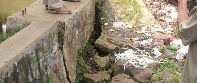 Tanggul retak di pinggiran Kali Laya, Kelurahan Tugu, Depok (dok. KM)