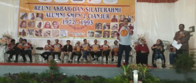 Mayjen (Purn) Tatang Zaenudin saat berbicara di hadapan ribuan alumni SMPN 2 Cianjur, 19/8 (dok. KM)
