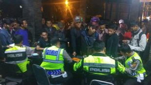 Polisi menilang puluhan pengemudi yang terjaring dalam razia besar-besaran, Minggu 13/8 dinihari (dok. KM)