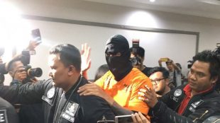 Aktor Tora Sudiro saat dibawa oleh petugas kepolisian usai ditahan dalam kasus penggunaan obat-obatan psikotropika (dok. KM)