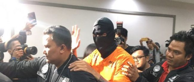 Aktor Tora Sudiro saat dibawa oleh petugas kepolisian usai ditahan dalam kasus penggunaan obat-obatan psikotropika (dok. KM)