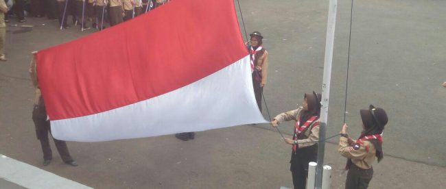 Upacara Penurunan Bendera saat peringatan Hari Gerakan Pramuka Nasional di Kecamatan Cimanggis, Senin 14/8 (dok. KM)