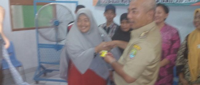 Walikota Bekasi menyerahkan Kartu Sehat berbasis NIK secara simbolik pada warga Kecamatan Pondok Melati, Rabu 30/8 (dok. KM)