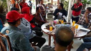 Warga Kelurahan Pabuaran, Kecamatan Bojong Gede, yang memprotes terhadap pungutan untuk biaya sertifikasi tanah (dok. KM)