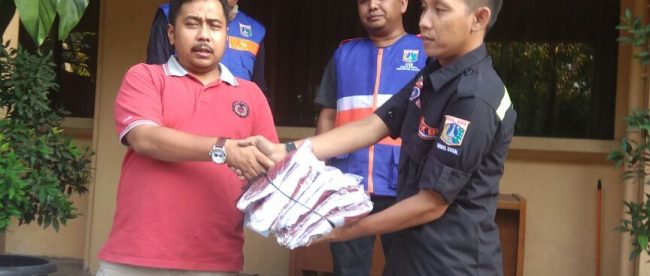 Petugas Sosial Kesiapsiagaan Bencana (PSKB) Suku Dinas Sosial Jakarta Utara mendistribusikan bantuan kepada korban terdampak kebakaran di Jalan Mangga Dua VIII,blok Vll, Kelurahan Ancol, Kecamatan Pademangan, Jakarta Utara (dok. KM)