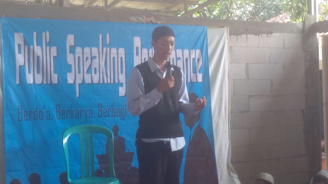 Naufal Achsanul azhar saat berpamitan pada para Santri dan Guru Rumah Tahfidz terpadu Imam Muslim (dok. KM) 
