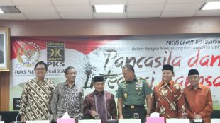 Sejumlah petinggi PKS bersama Mahfud MD dan Panglima TNI Jenderal Gatot Nurmantyo (dok. KM)