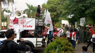 Aksi demo "Barisan Masyarakat Indonesia" di depan kantor Disdukcapil Bogor, Kamis 14/9 (dok. KM)
