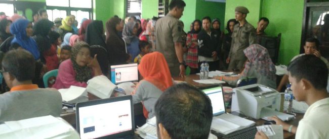 Warga Desa Tanjungsari, Kecamatan Cijeruk, mengurus akte kelahiran (dok. KM)