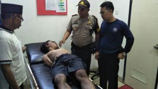 Polsek Tambora Jakarta Barat, membantu masyarakat yang tercebur di Kali Krendang (dok. KM)