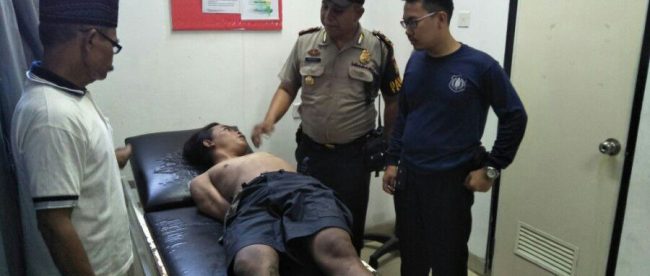 Polsek Tambora Jakarta Barat, membantu masyarakat yang tercebur di Kali Krendang (dok. KM)