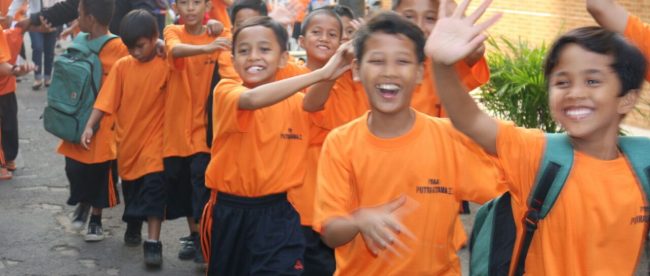 Anak-anak binaan Dinas Sosial Jakarta di Panti Sosial Anak Utama 1 saat berangkat menuju Pantai Karnaval Ancol untuk rekreasi, Jumat 15/9 (dok. KM)