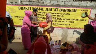 Kegiatan bakti sosial Polrestro dan Bhayangkari Jakarta Timur di Kramat Jati, Jumat 22/9 (dok. KM)