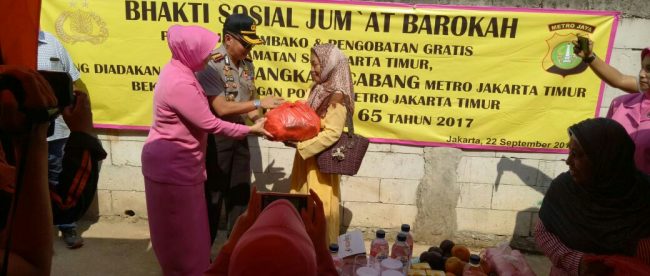 Kegiatan bakti sosial Polrestro dan Bhayangkari Jakarta Timur di Kramat Jati, Jumat 22/9 (dok. KM)