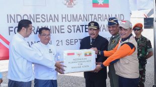 Penyerahan bantuan kemanusiaan dari Pemerintah Indonesia untuk krisis kemanusiaan di Rakhine State, Myanmar (dok. KM)