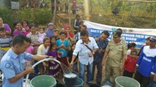 Perumdam Tirta Mukti Cianjur sedang medistribusikan pasokan air bersih kepada 110 kepala keluarga di Kampung Pangkalan Sari, Desa Mande, Kabupaten Cianjur, Jawa Barat, Selasa 19/9/2017 (dok. KM)