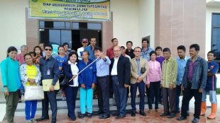 Nenek Purnama Silalahi (tengah) dan tim Advokat LBH BARA JP dan masyarakat yang menggugat (dok.KM)