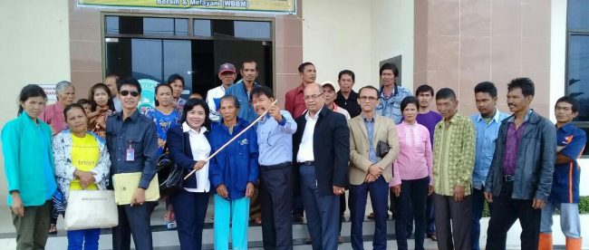 Nenek Purnama Silalahi (tengah) dan tim Advokat LBH BARA JP dan masyarakat yang menggugat (dok.KM)