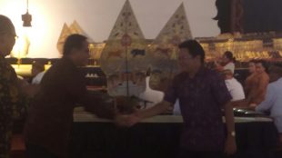 Direktur Kesenian dan Budaya Kemendikbud Restu Gunawan (kanan) usai meresmikan Festival Dalang Bocah Nasional 2017, Taman Mini 21/9 (dok. KM)